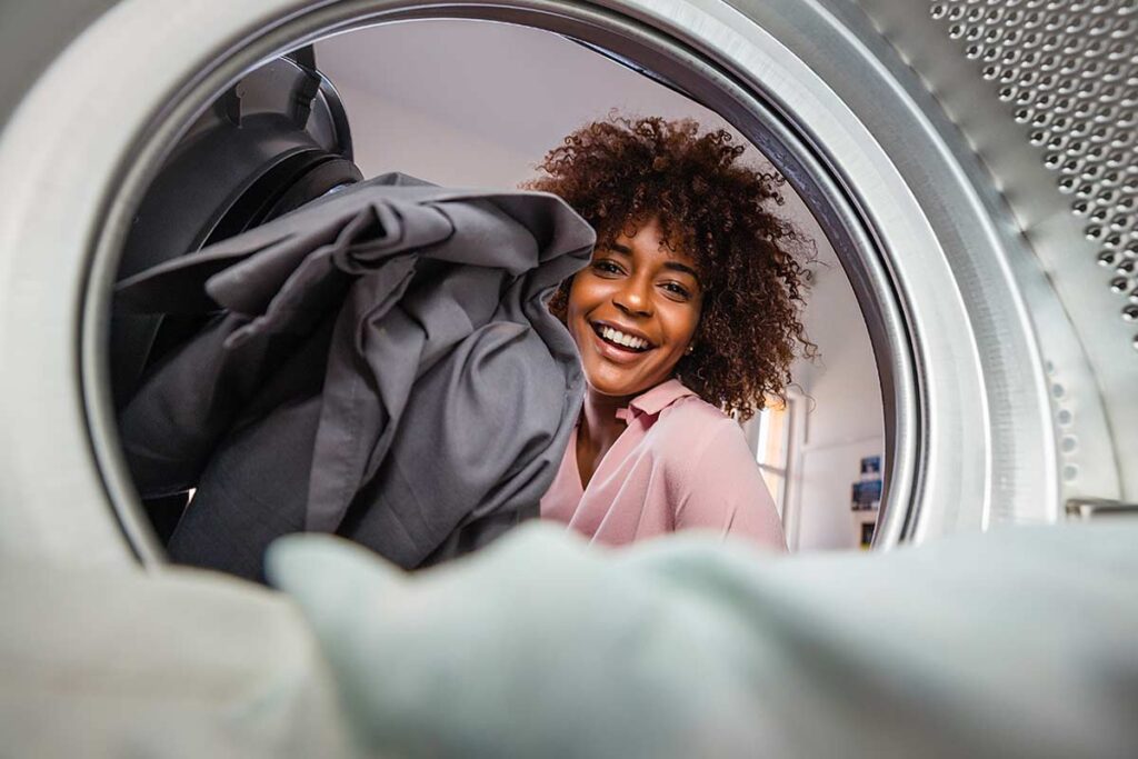 Bucato scuro che sbiadisce? Il cucchiaio di sale che fissa il colore e mantiene i tessuti intensi lavaggio dopo lavaggio