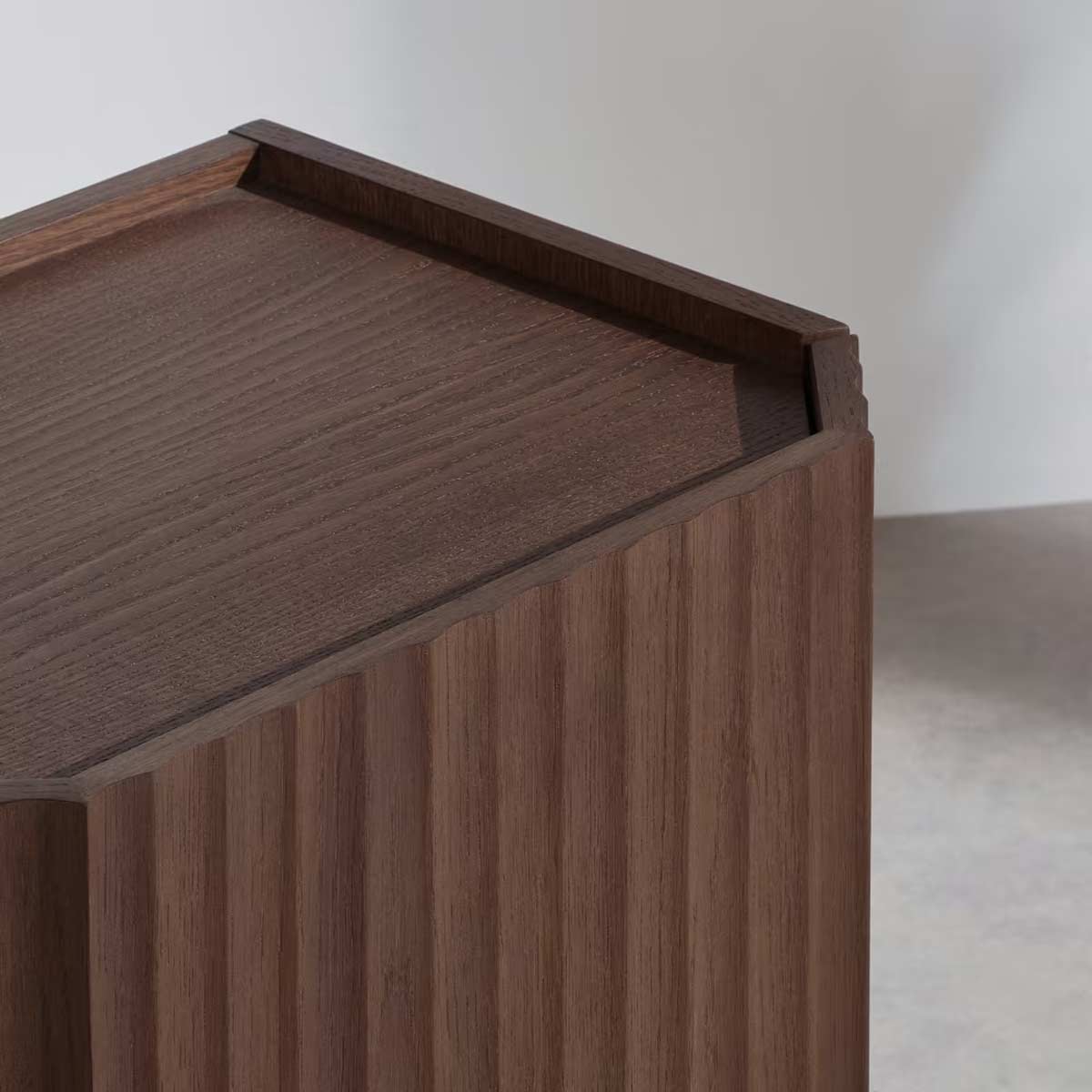 Dettaglio del piano scanalato in rovere tinto del comodino Bosco di Maisons du Monde.