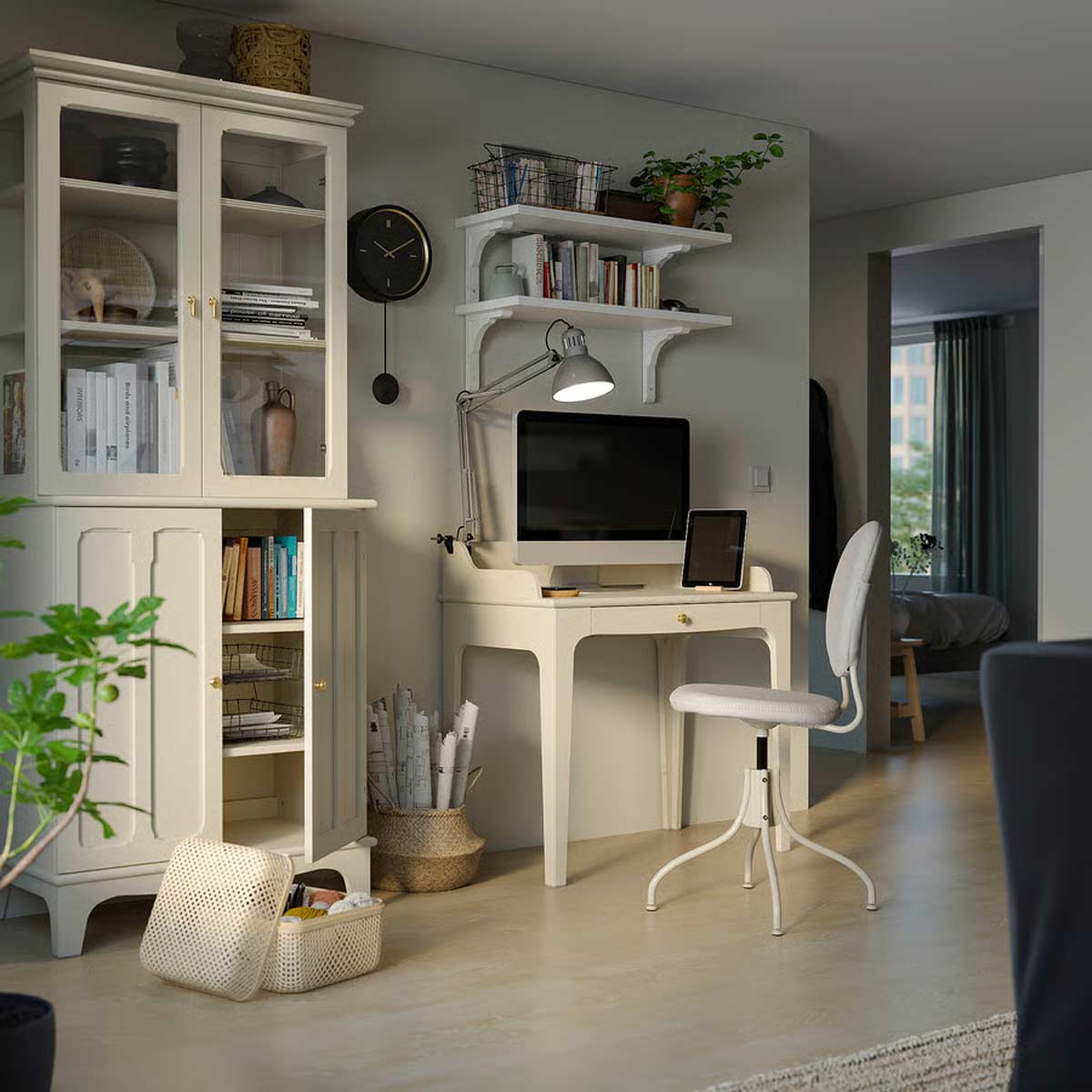 Credenza Lommarp Ikea beige accanto a una piccola postazione studio coordinata, in soggiorno luminoso con dettagli naturali.