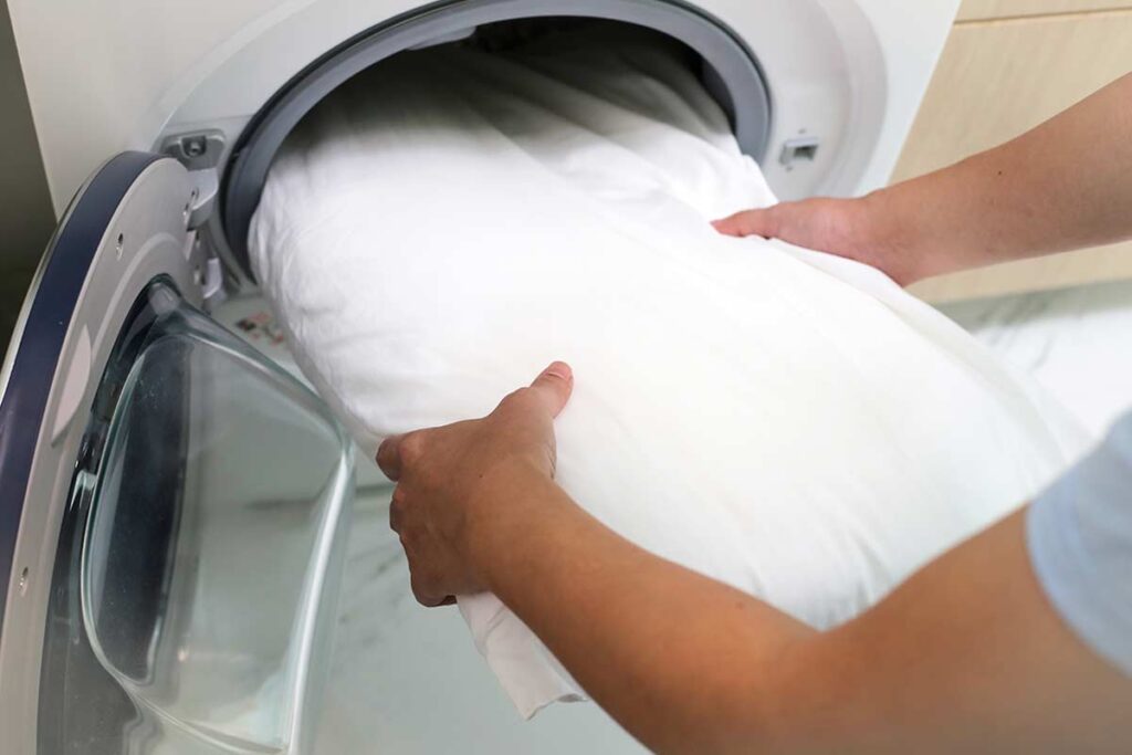 Lavare i cuscini in piuma: il segreto della pallina da tennis che salva il volume