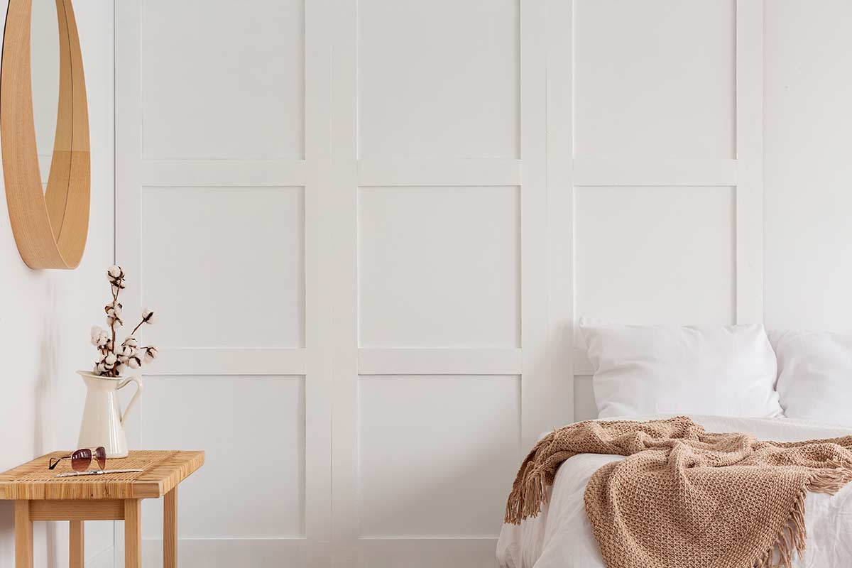 Decorare la parete dietro al letto con il legno
