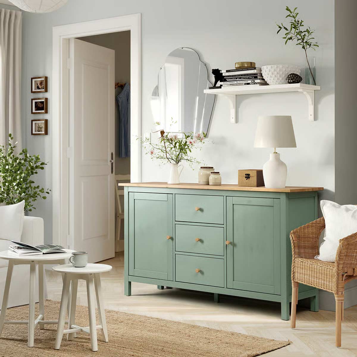 credenza bassa HEMNES grigio verde in soggiorno