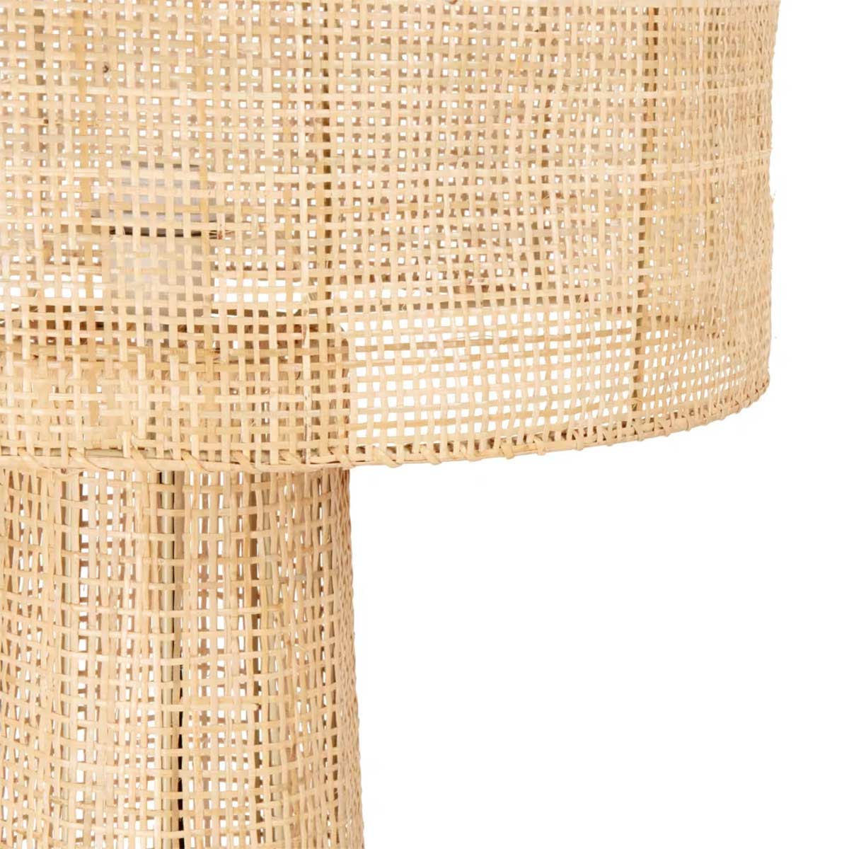Dettaglio del paralume in rattan intrecciato di una lampada da terra.