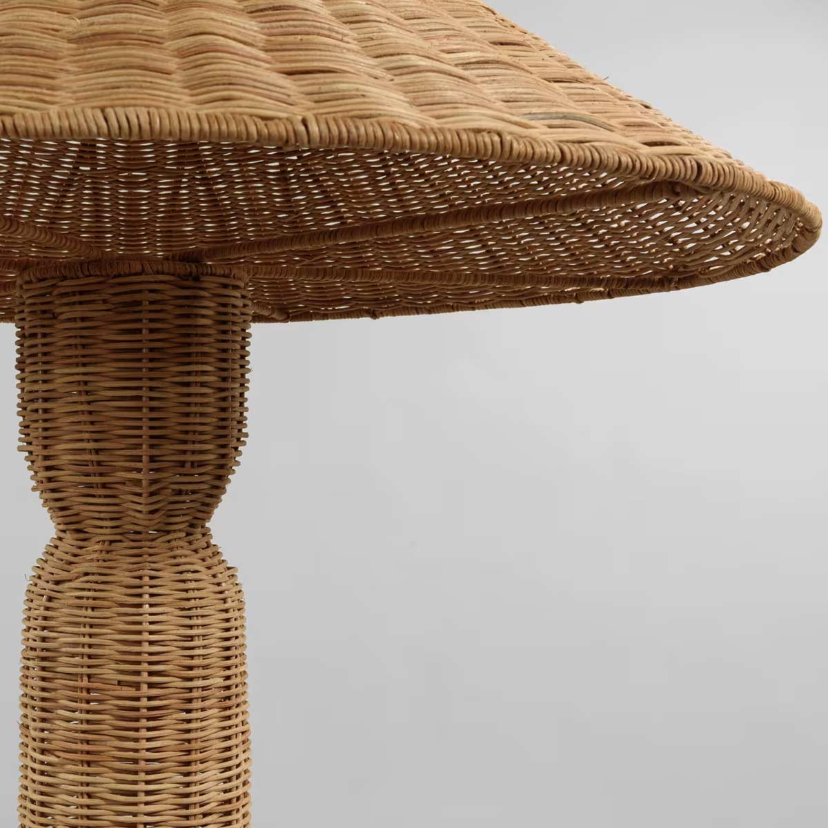 Dettaglio lampada in rattan intrecciato con paralume ampio e base sagomata, design artigianale per illuminazione outdoor elegante