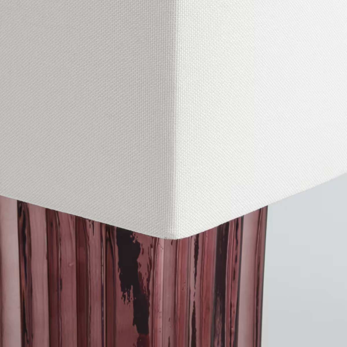 Dettaglio della lampada Melone Maisons du Monde con base in vetro bordeaux e paralume in tessuto color crema, design elegante e moderno per interni accoglienti