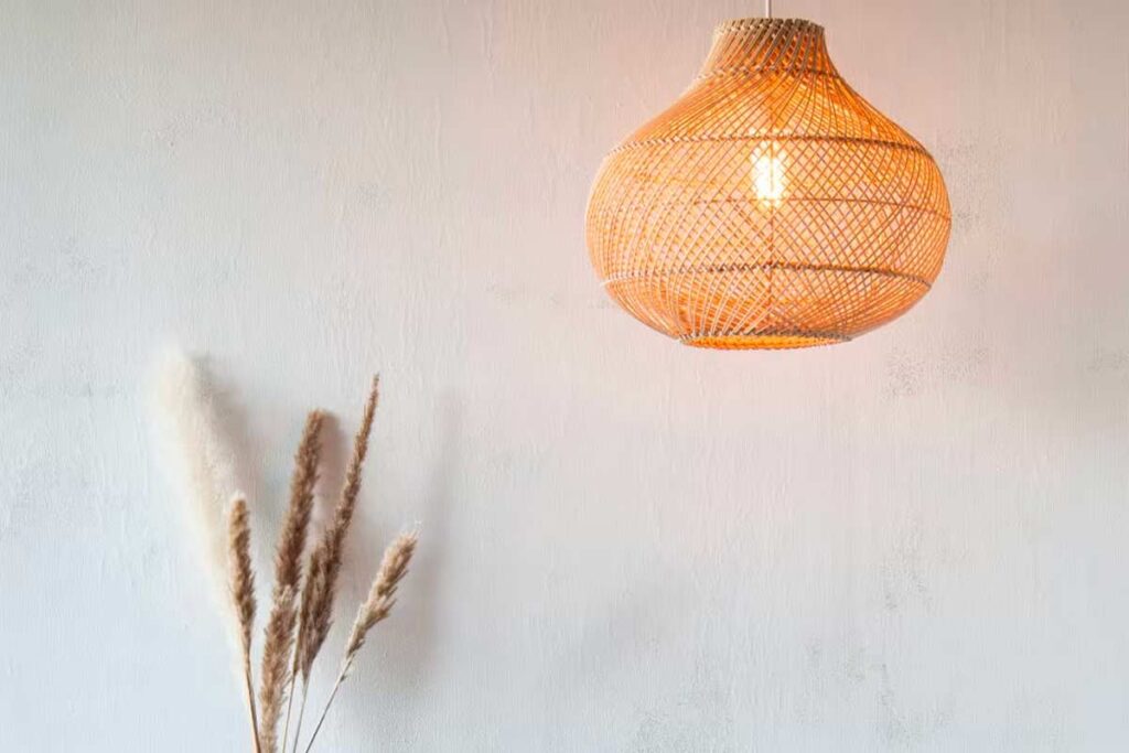 Lampada Sahara di Maisons du Monde: il ritorno del rattan intrecciato per interni ed esterni