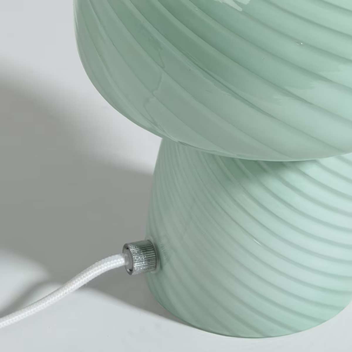 Lampada Zenaide in vetro verde rigato con cavo tessile, dettaglio della base a fungo Maisons du Monde