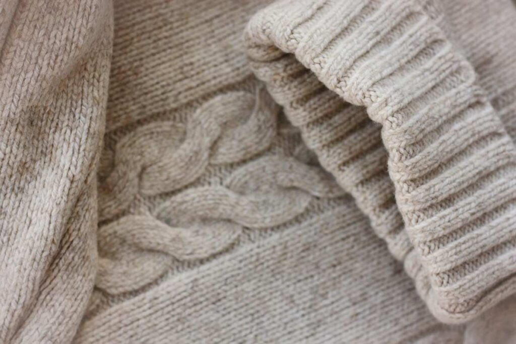 Lavare la lana senza errori: i 4 sbagli che rovinano i maglioni per sempre