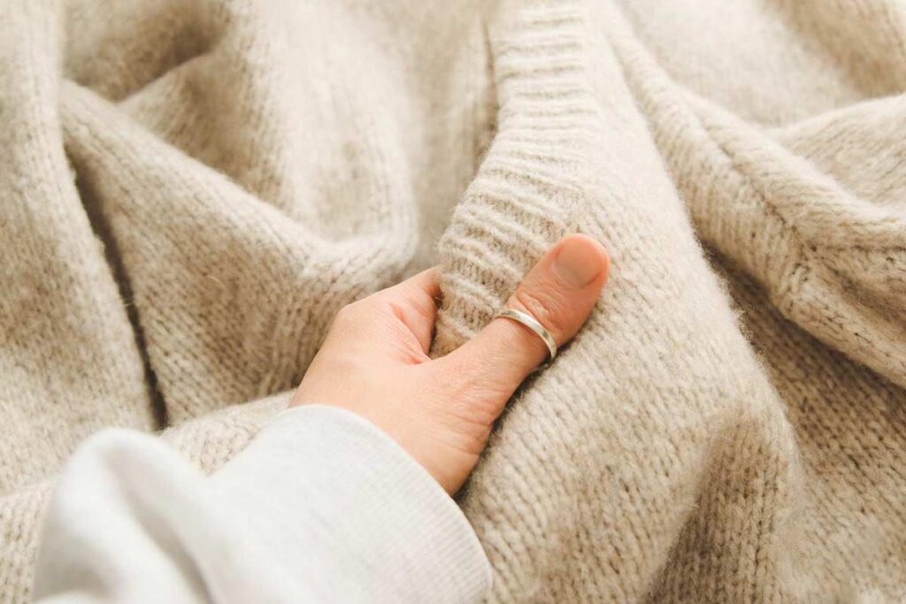 Maglione di lana infeltrito: perché il balsamo per capelli scollega le fibre e ridà la taglia originale