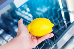 mezzo limone nel cestello delle posate della lavastoviglie