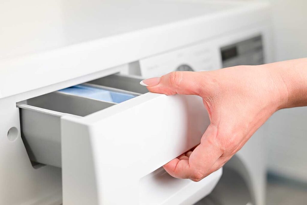 Muffa nel cassetto del detersivo: il metodo rapido per igienizzare i condotti interni della lavatrice