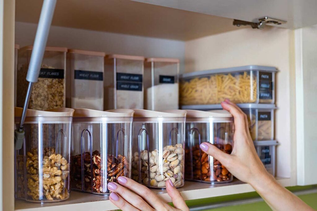 Organizzazione della dispensa: come eliminare le farfalline del cibo con rimedi naturali e preventivi