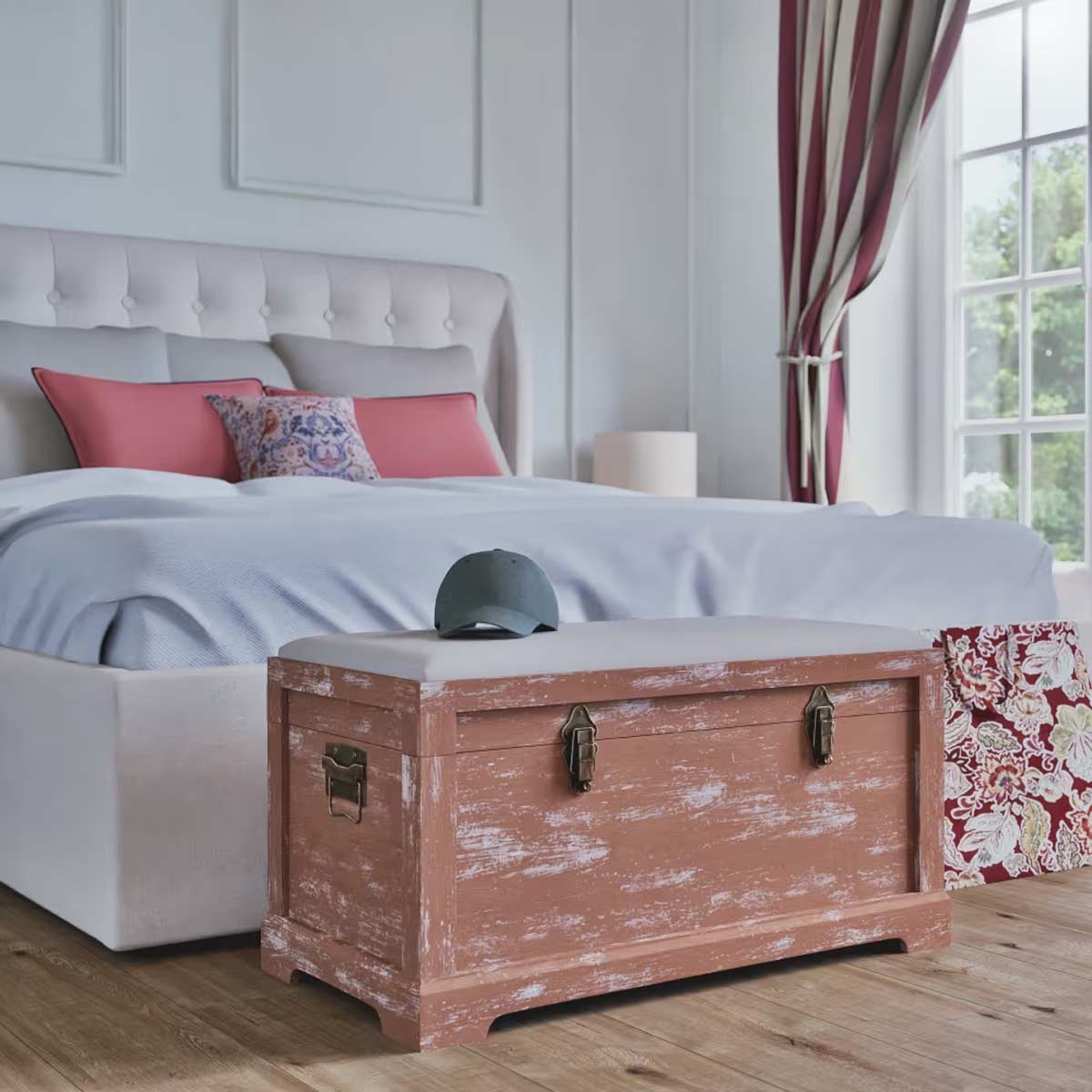 Panca contenitore in legno grezzo stile country ai piedi del letto imbottito, con seduta in lino e dettagli in metallo anticato.