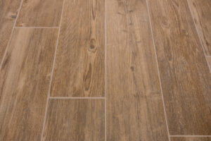 Come evitare la patina opaca sul gres effetto legno