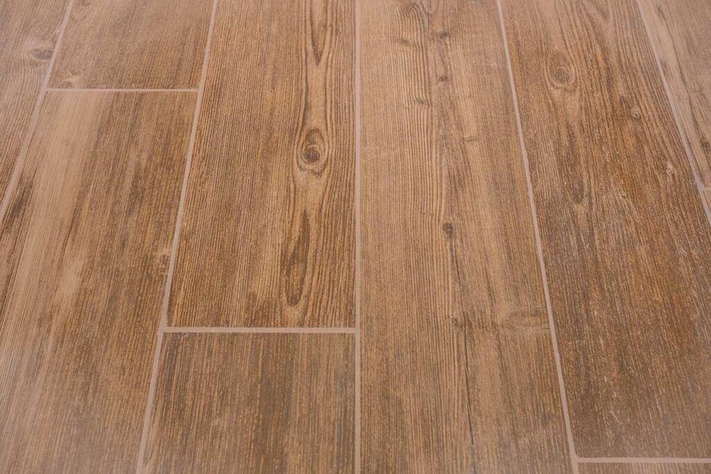 Pavimenti in gres effetto legno: l’errore che li rende opachi e “appiccicosi” dopo il lavaggio