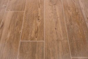 Pavimenti in gres effetto legno opachi e appiccicosi