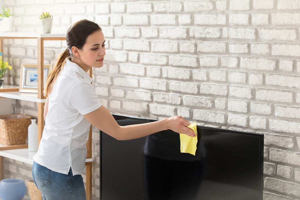 Pulire lo schermo della Smart TV: gli errori da non fare per evitare di danneggiare i pixel