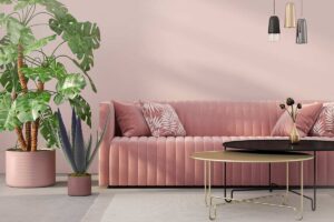 divano in velluto a coste color rosa antico in soggiorno