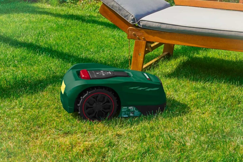Lidl lancia il robot Parkside economico: sensore pioggia e batteria 20V per la manutenzione del prato