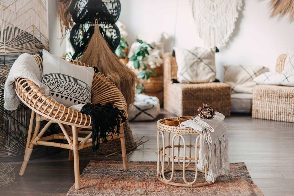 Boho Chic: fibre naturali e luci morbide per un salotto accogliente e informale