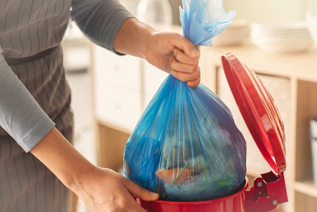 Sanificazione del secchio della spazzatura: come prevenire germi e odori persistenti in cucina