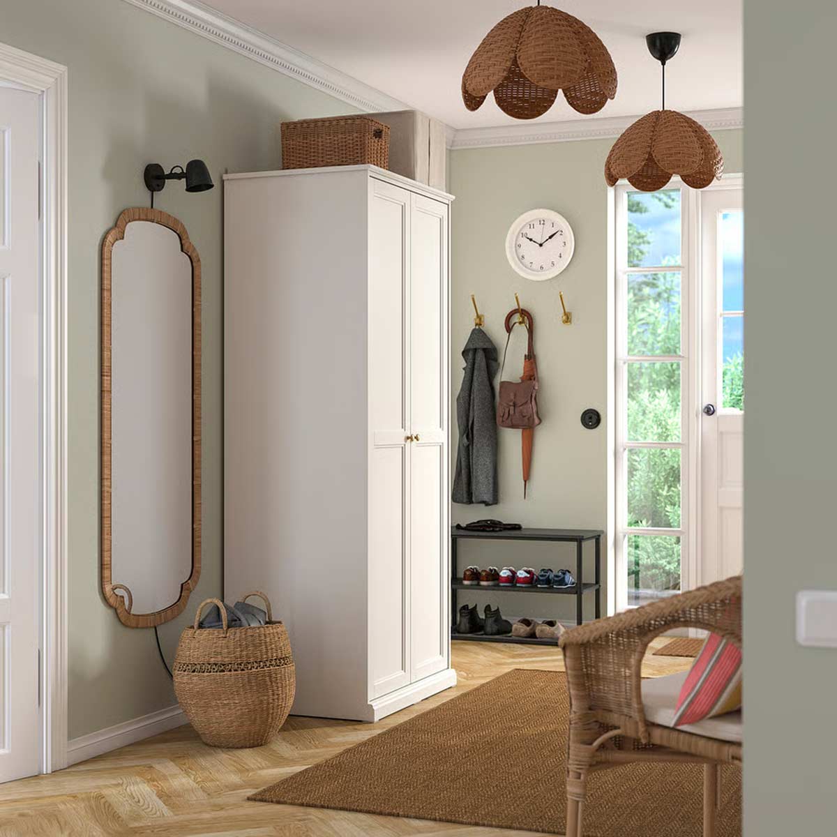 specchio in rattan KANDLENÖT di IKEA all'ingresso di casa