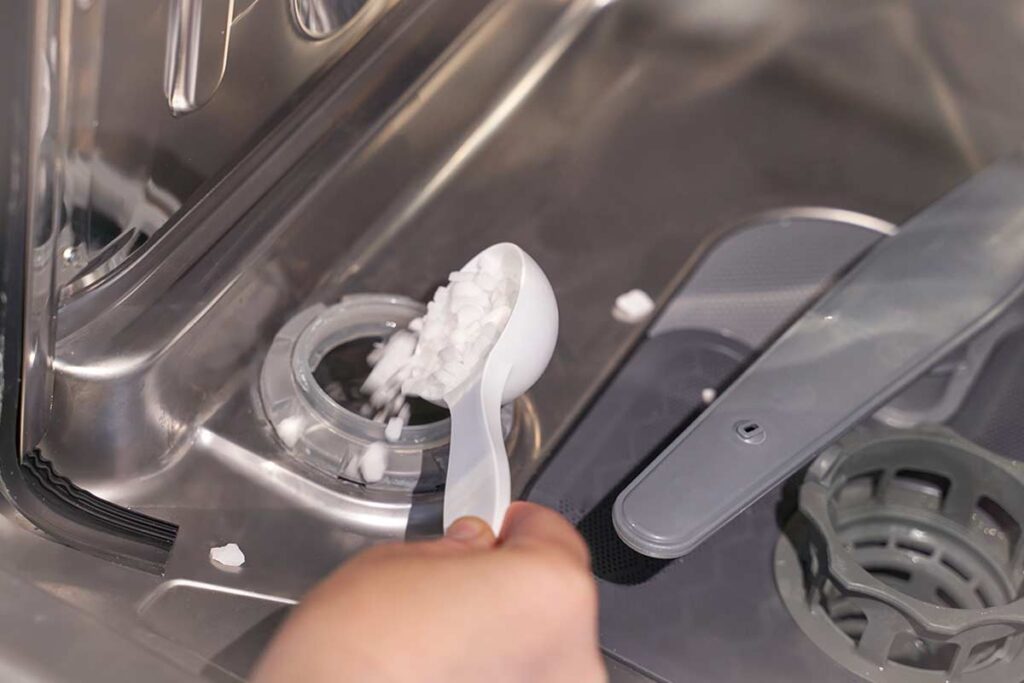 Spia del sale sempre accesa? Cosa fare se la lavastoviglie smette di addolcire l’acqua