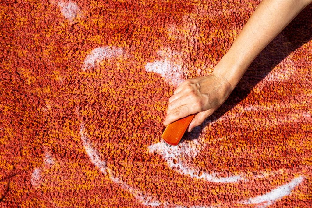 Macchie ostinate su tappeti e moquette: perché la schiuma secca è più sicura dell’acqua