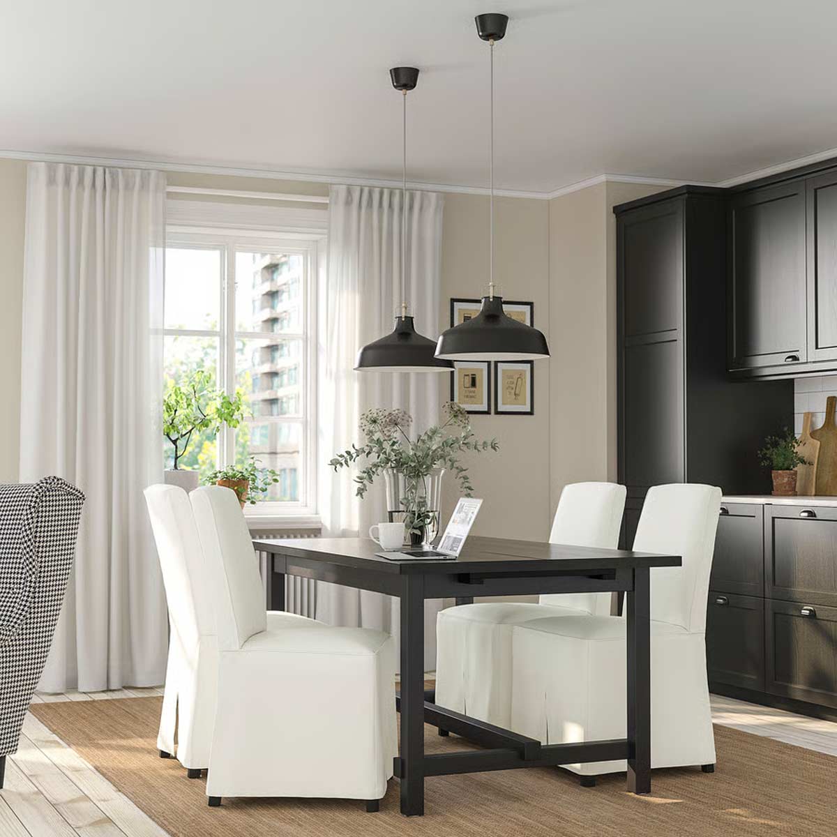 tavolo nero IKEA elegante con sedie bianche