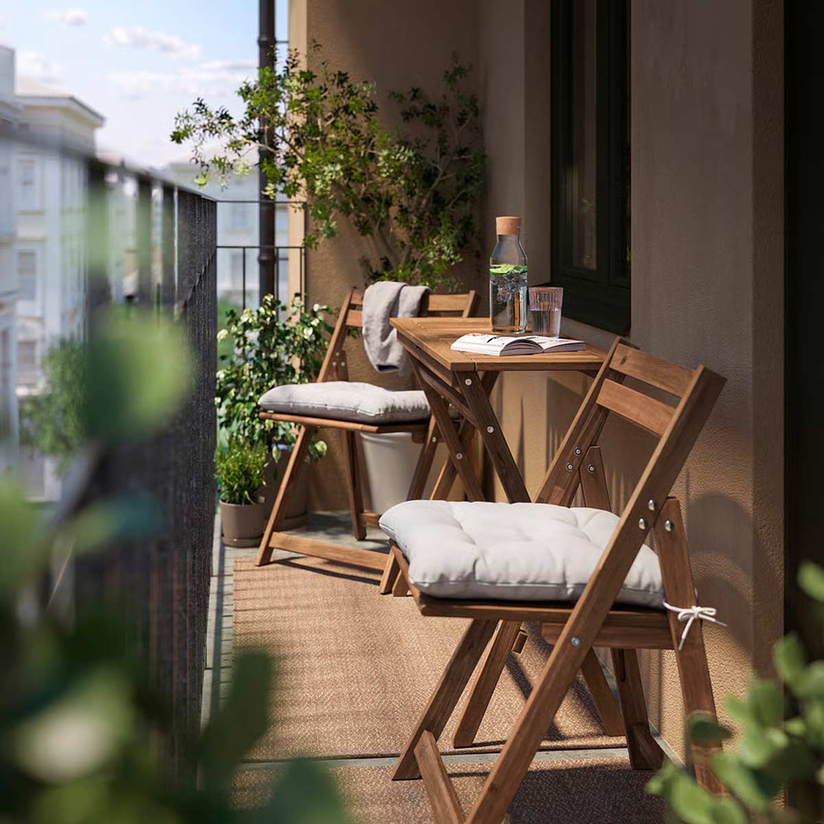 Tavolo e sedie pieghevoli IKEA NÄMMARÖ sul balcone