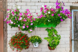 Vasi pensili e verticali per decorare i muri esterni