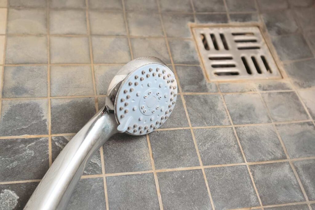 Manutenzione dello scarico della doccia: come prevenire ingorghi di capelli senza acidi corrosivi