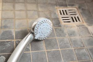 Manutenzione dello scarico della doccia.