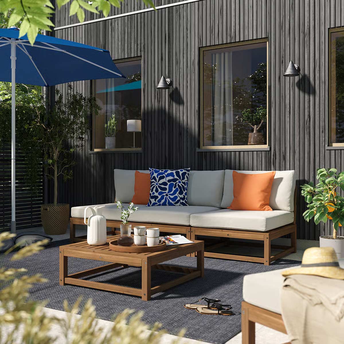 divano modulare in acacia NÄMMARÖ di IKEA sul terrazzo