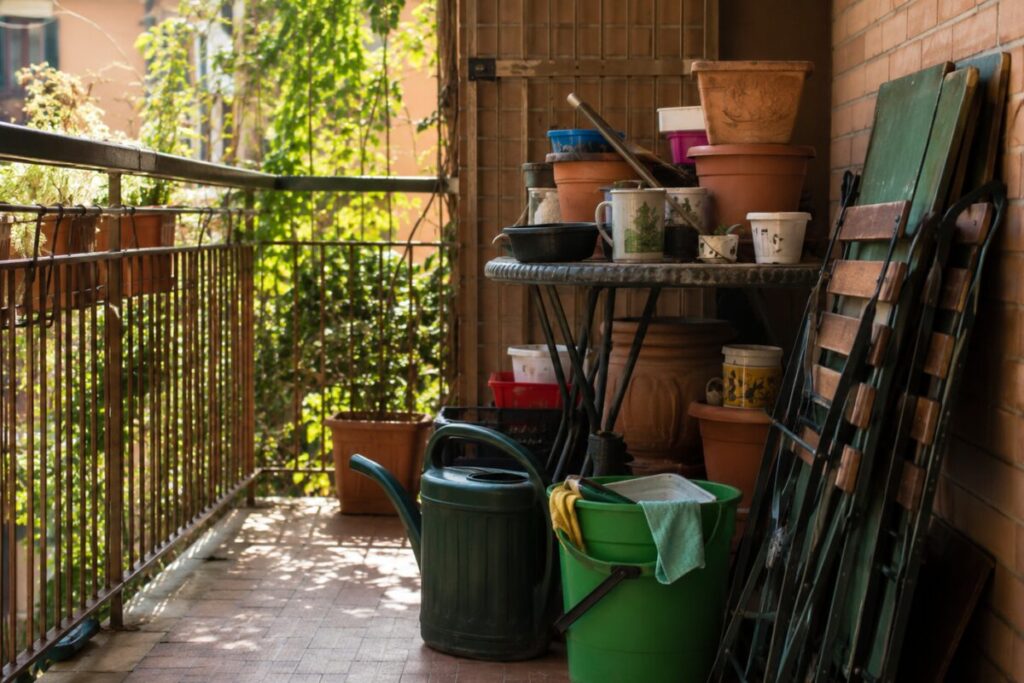 Balcone piccolo che sembra un ripostiglio? L’angolo da svuotare prima di comprare nuove luci