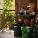 Balcone piccolo che sembra un ripostiglio? L’angolo da svuotare prima di comprare nuove luci Balcone piccolo usato come ripostiglio con sedie e vasi accumulati