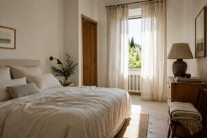 Camera da letto estiva con tessili chiari e letto alleggerito