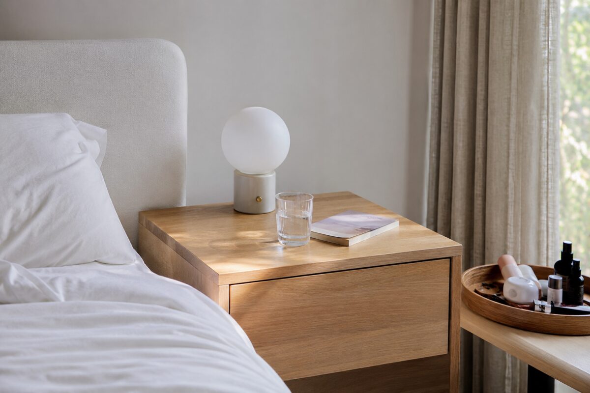 Comodino quasi libero in camera da letto estiva