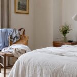 Camera da letto che sembra calda? La sedia da svuotare prima di cambiare tende Camera da letto estiva con sedia piena di vestiti vicino al letto