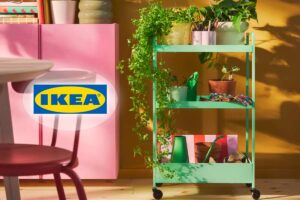 Carrello IKEA NISSAFORS verde chiaro usato accanto al divano