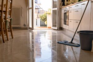 Pavimento della cucina appena lavato ma ancora appiccicoso in estate