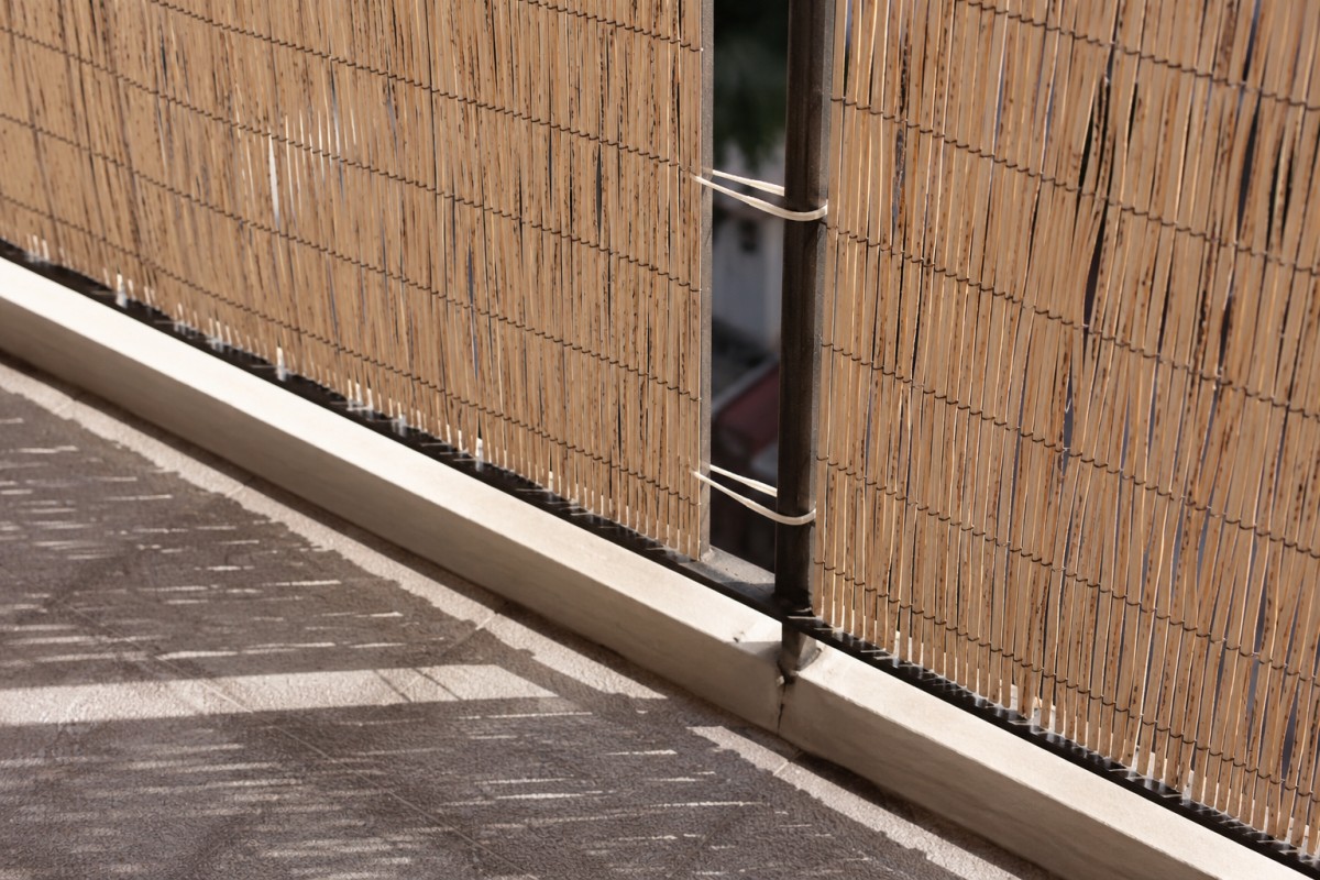 Fissaggio leggero di una copertura ombreggiante alla ringhiera del balcone