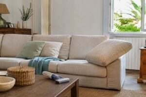 Divano con cuscini da pulire e arieggiare in estate