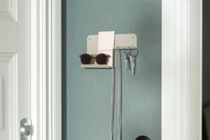 HAVREKROSS IKEA montato vicino alla porta con chiavi e occhiali