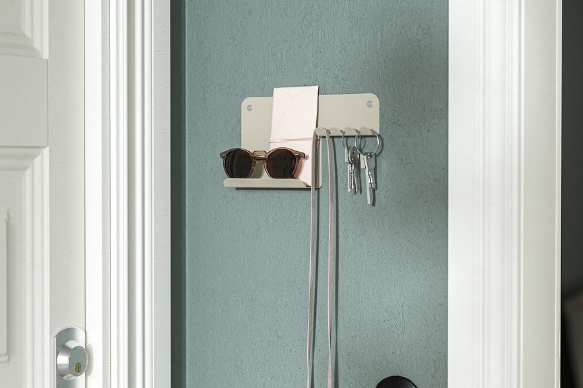 HAVREKROSS IKEA montato vicino alla porta con chiavi e occhiali