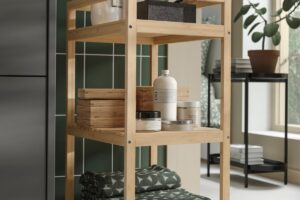 Carrello RÅGRUND in bambù IKEA ambientato in bagno
