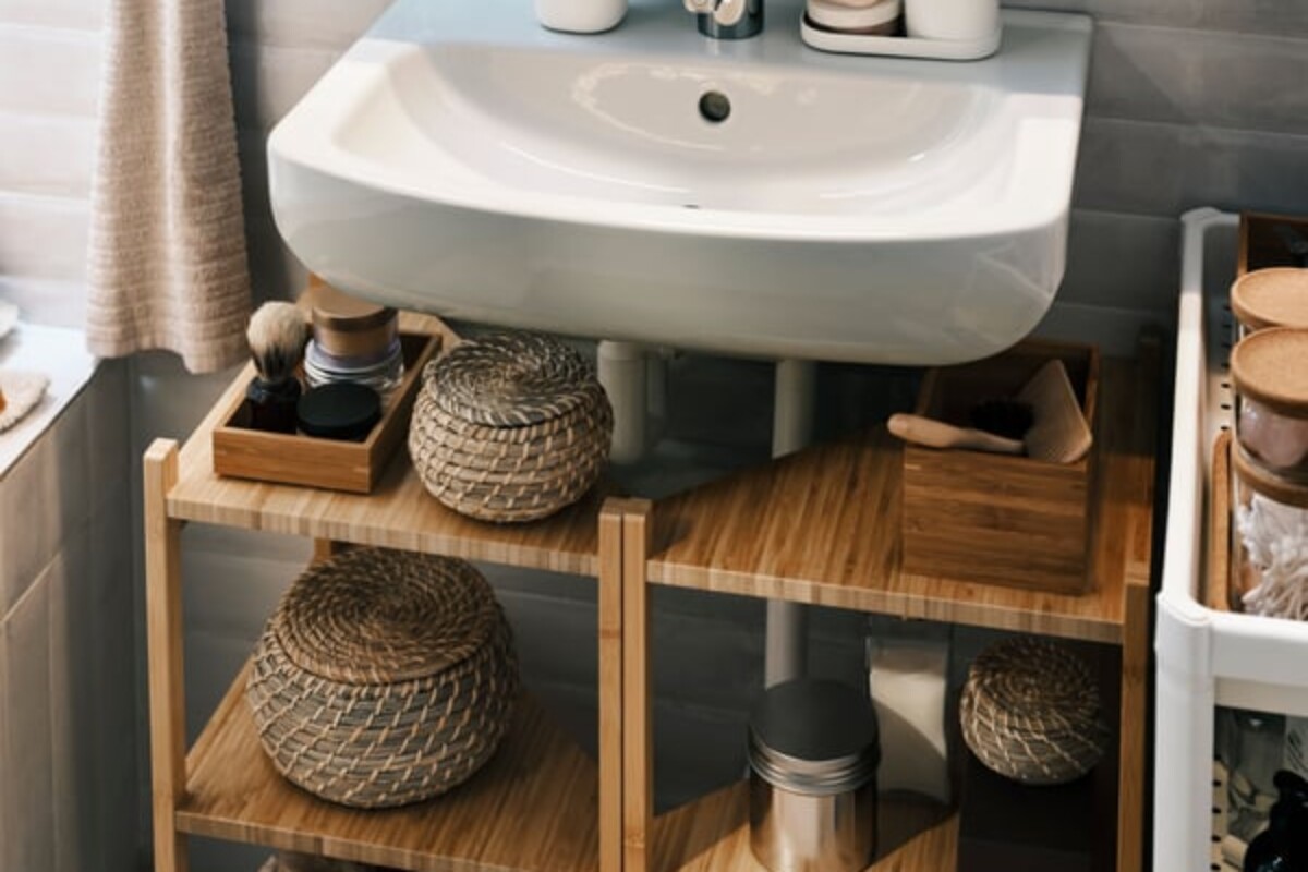 Soluzione bagno RÅGRUND in bambù sotto il lavabo