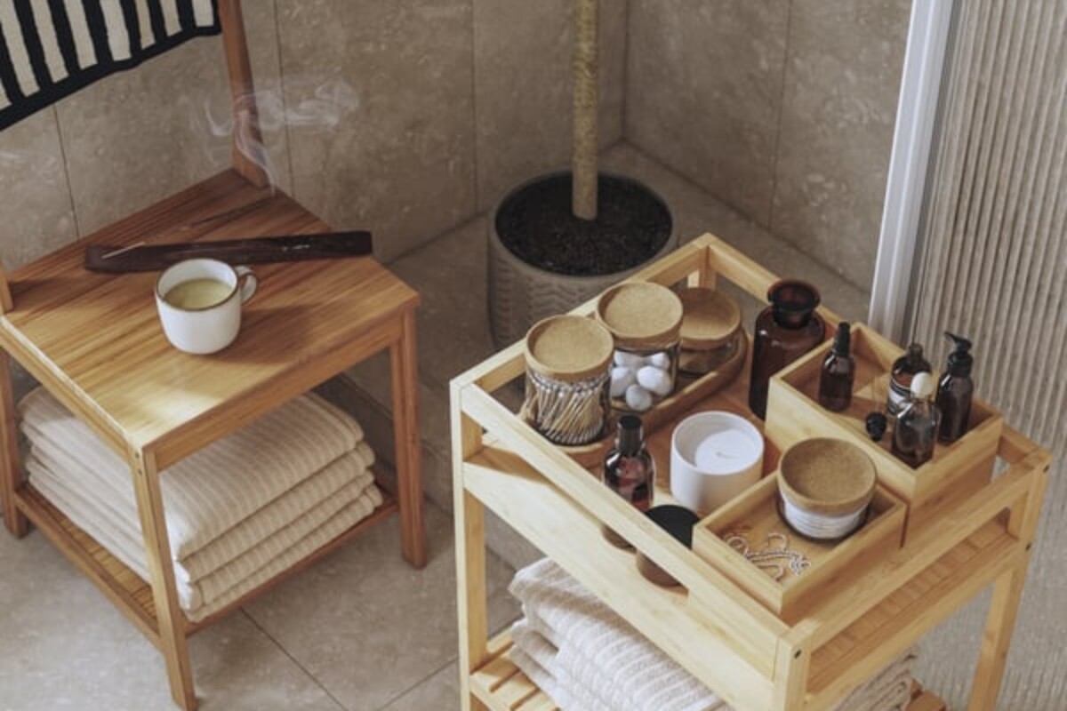 Carrello RÅGRUND e accessori bagno in bambù in ambiente spa