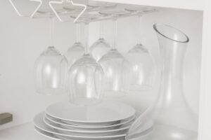 Portaoggetti PÅLYCKE IKEA montato sotto un ripiano con bicchieri appesi