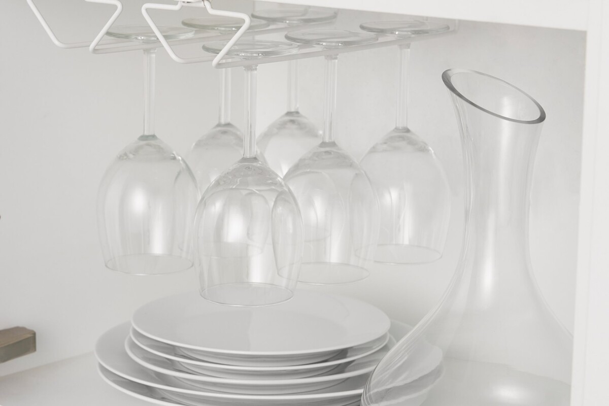 Portaoggetti PÅLYCKE IKEA montato sotto un ripiano con bicchieri appesi
